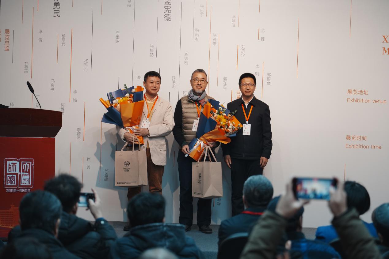 大庆师范学院校长张平教授上台,向两位教授赠送一份来自大庆的特别纪念礼物