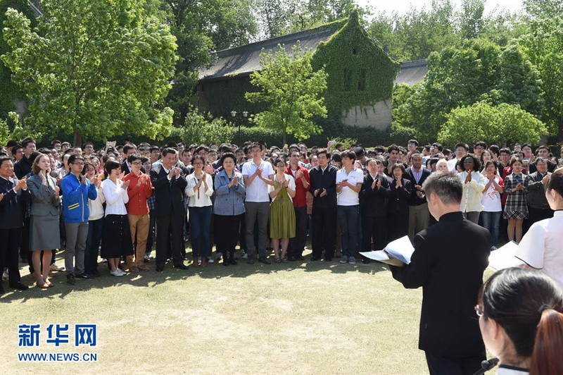 5月4日，中共中央总书记、国家主席、中央军委主席习近平在北京大学考察。这是习近平在校园观看北大师生纪念五四运动95周年青春诗会。新华社记者马占成摄