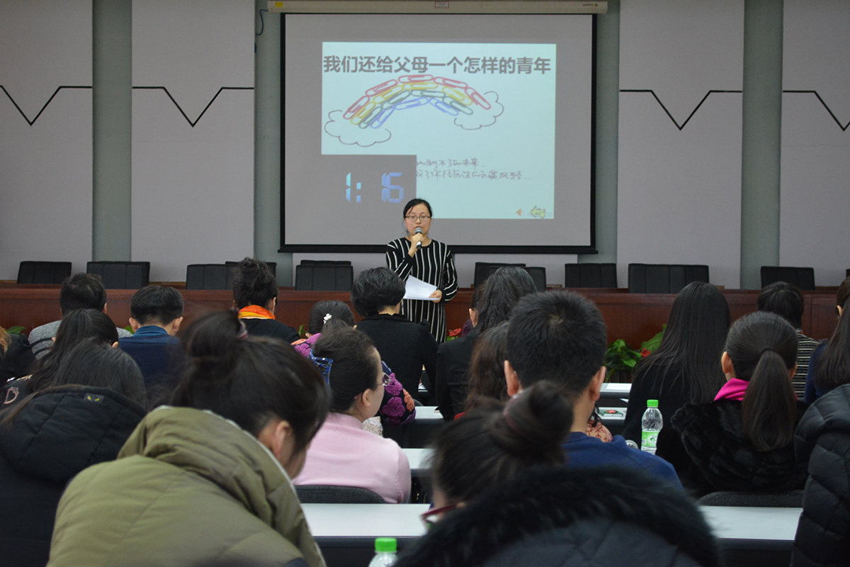 贺诗淇:自从今年成为了一名高校辅导员,我就自动具备了24小时超长待机和不插电暖手宝的功能,希望今后能成为学生们最喜爱的知心人和引路人。